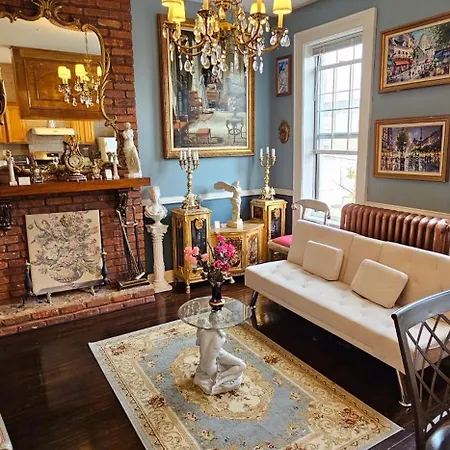 Luxurious Apartment At Colonial Townhouse